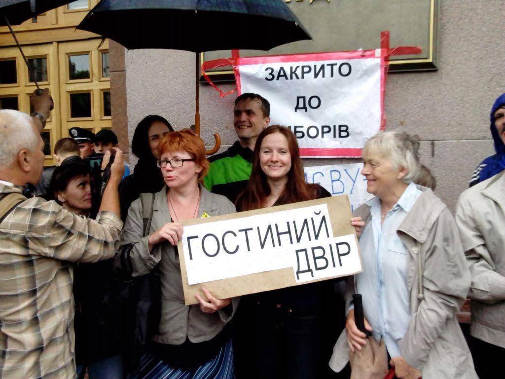 Любомира Кеплер біля будівлі суду під час розгляду справи про збереження пам’ятки архітектури – Гостинного двору