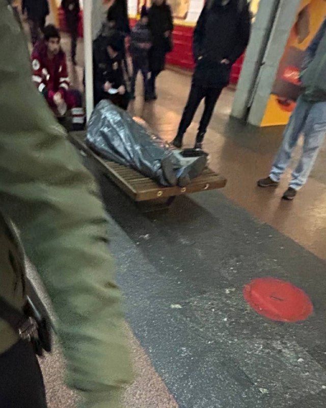 Тіло померлої людини на старції метро «Позняки»