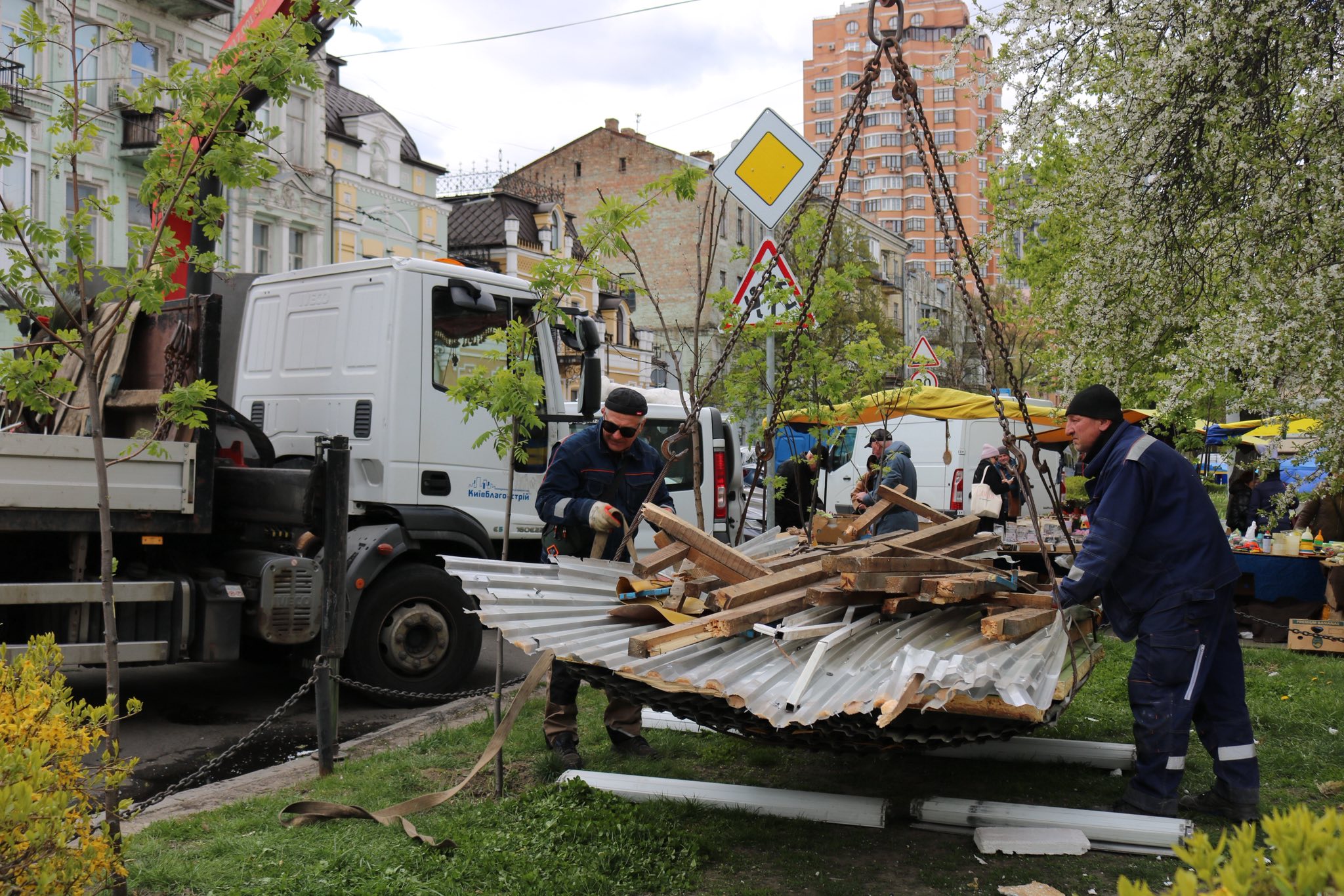 Демонтаж незаконних конструкцій у Києві