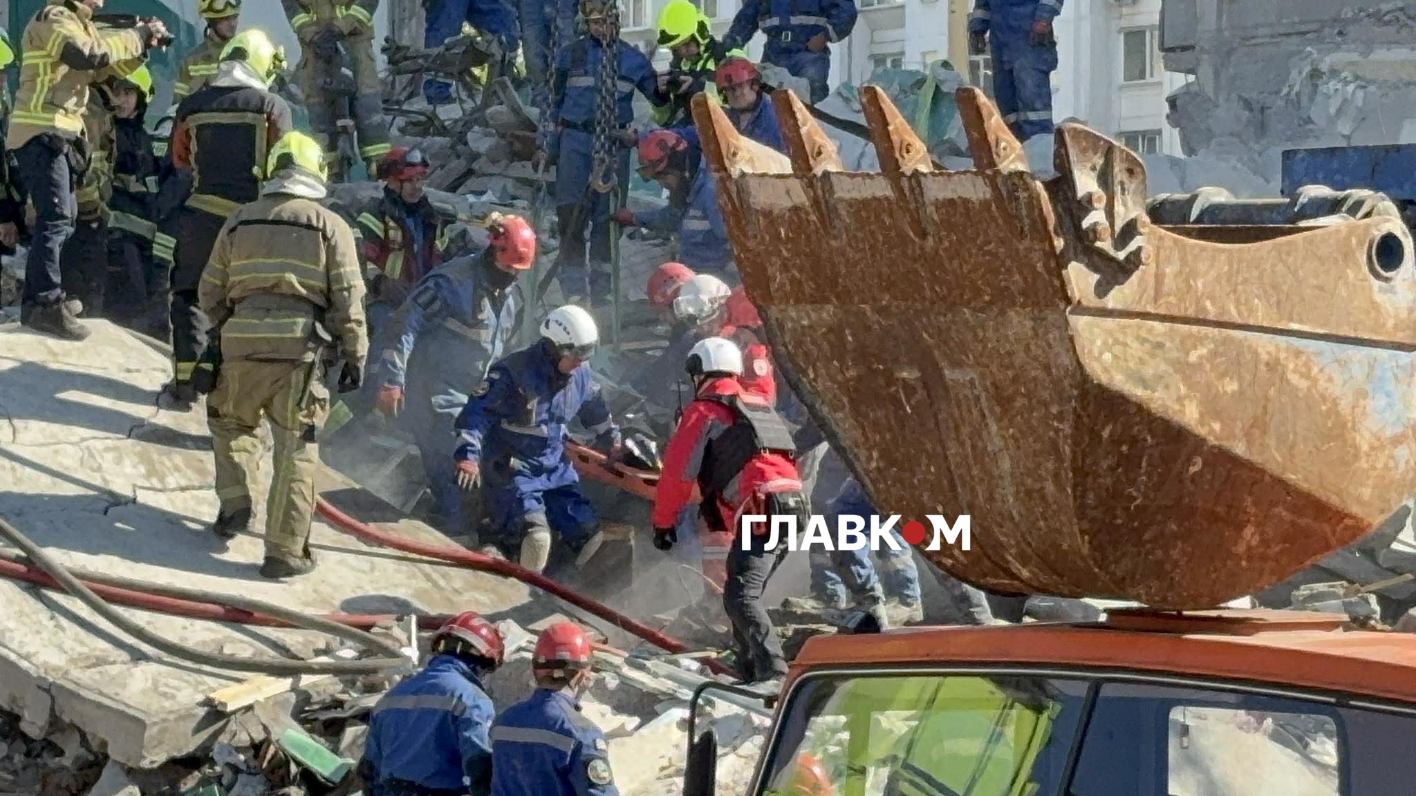 У столиці рятувальники дістали з-під завалів тіло ще одного загиблого (фото, відео) фото 1