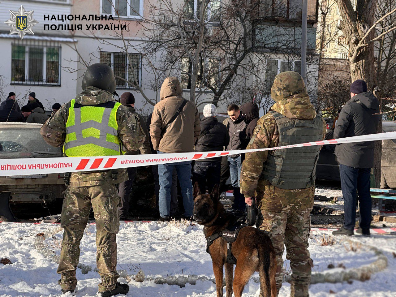 Слідчо-оперативні групи, вибухотехніки, кінологи, екіпажі патрульної поліції на місці вибуху