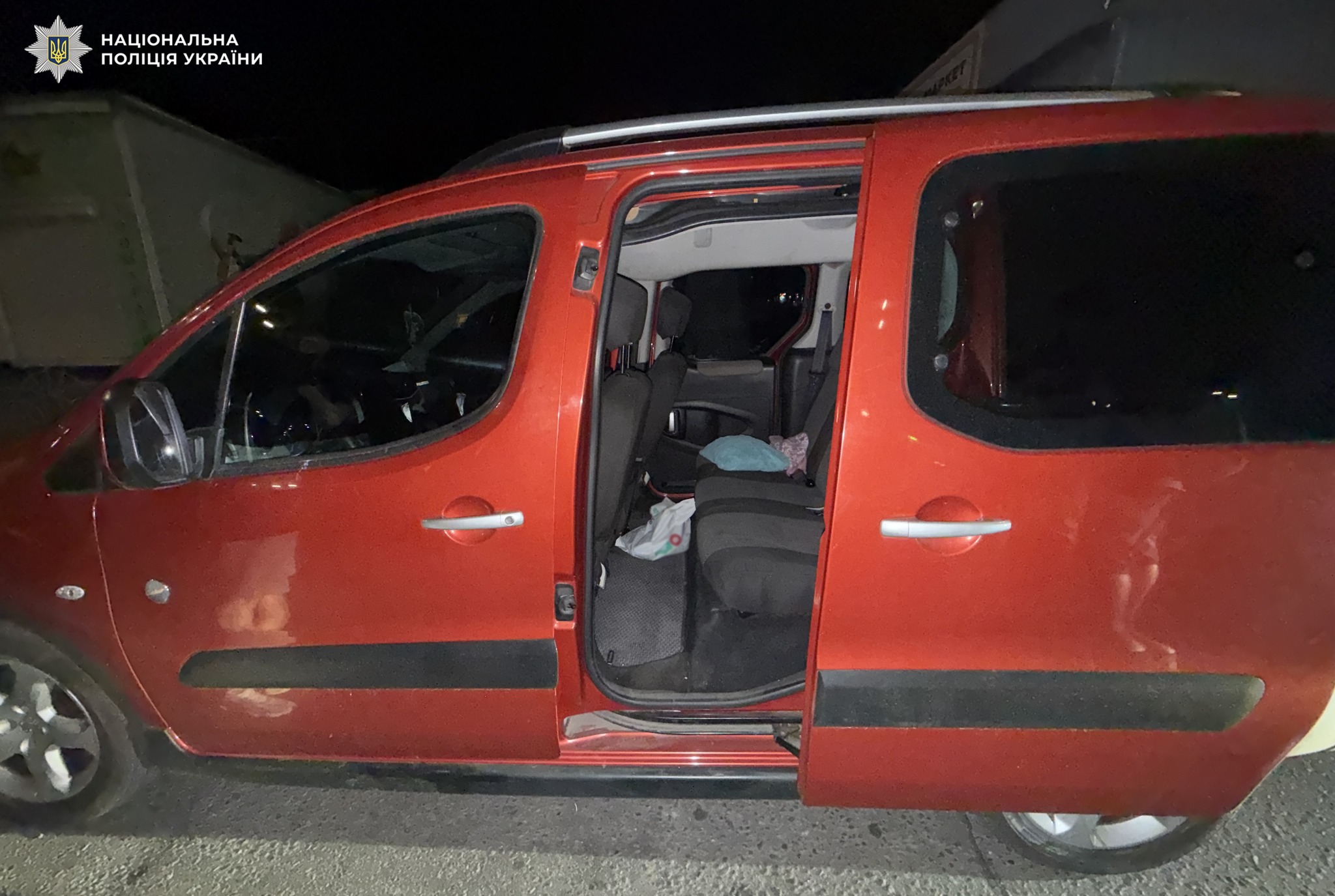 Автівка, на якій намагався втекти стрілок