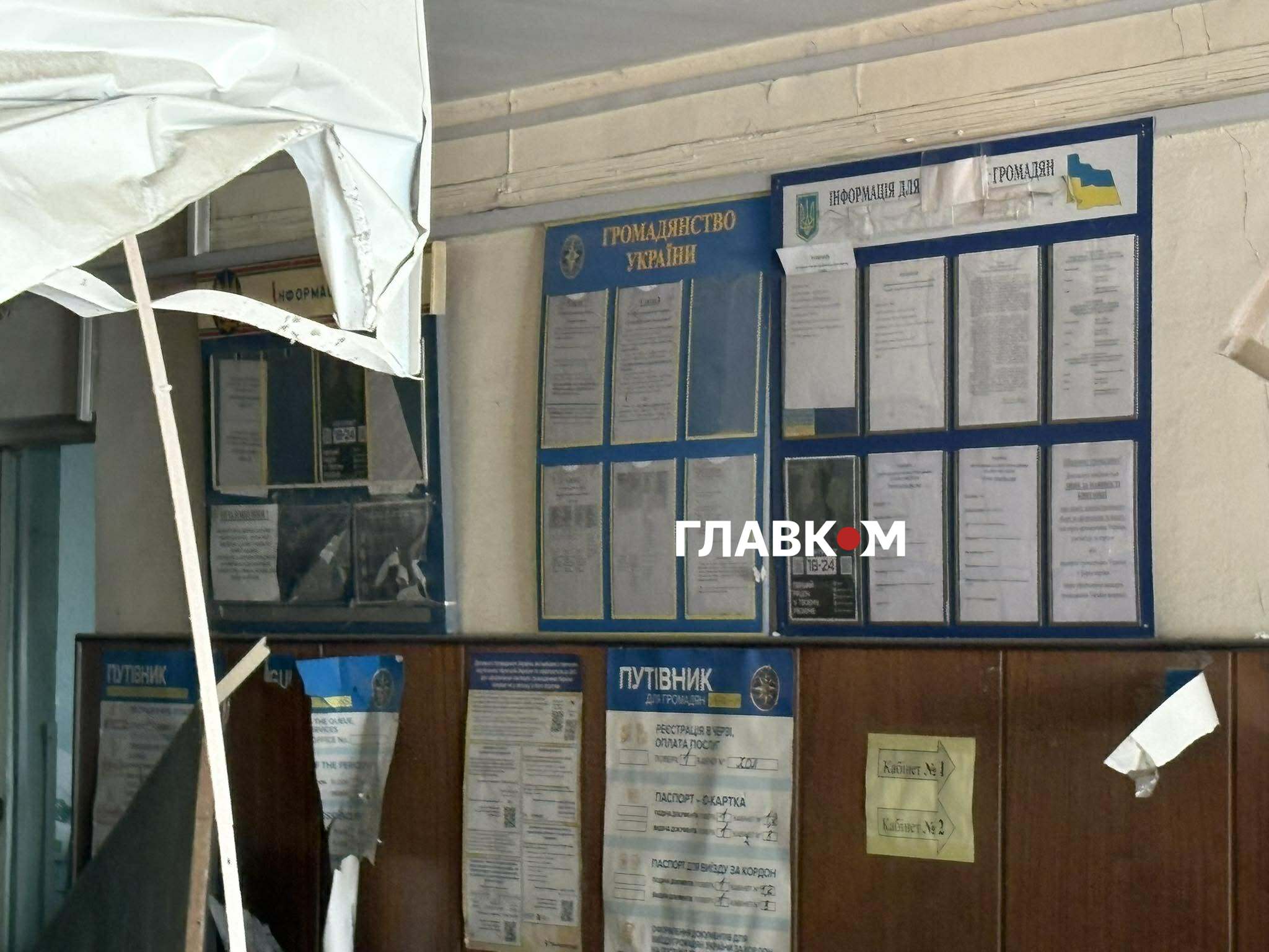 Інформаційні стенди на стіні закладу вціліли
