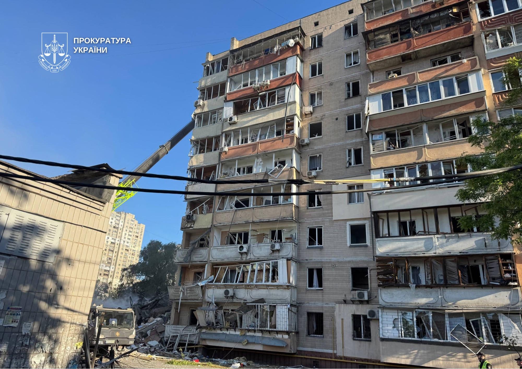 На місці влучання триває розбір завалів