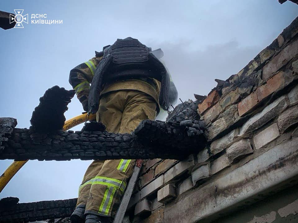 Рятувальники гасять пожежу, яка спалахнула на місці влучання