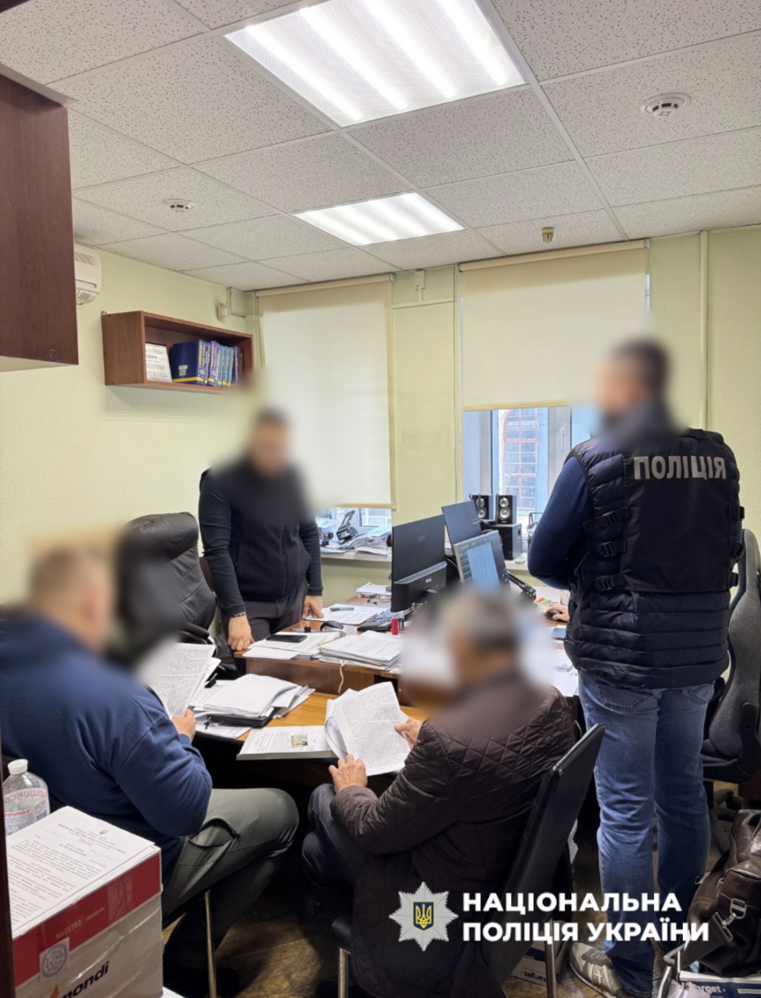 Під час обшуків правоохоронці вилучили робочу та фінансово-господарську документацію, документи на стаціонарне джерело забруднення, проби повітря та забруднюючих речовин