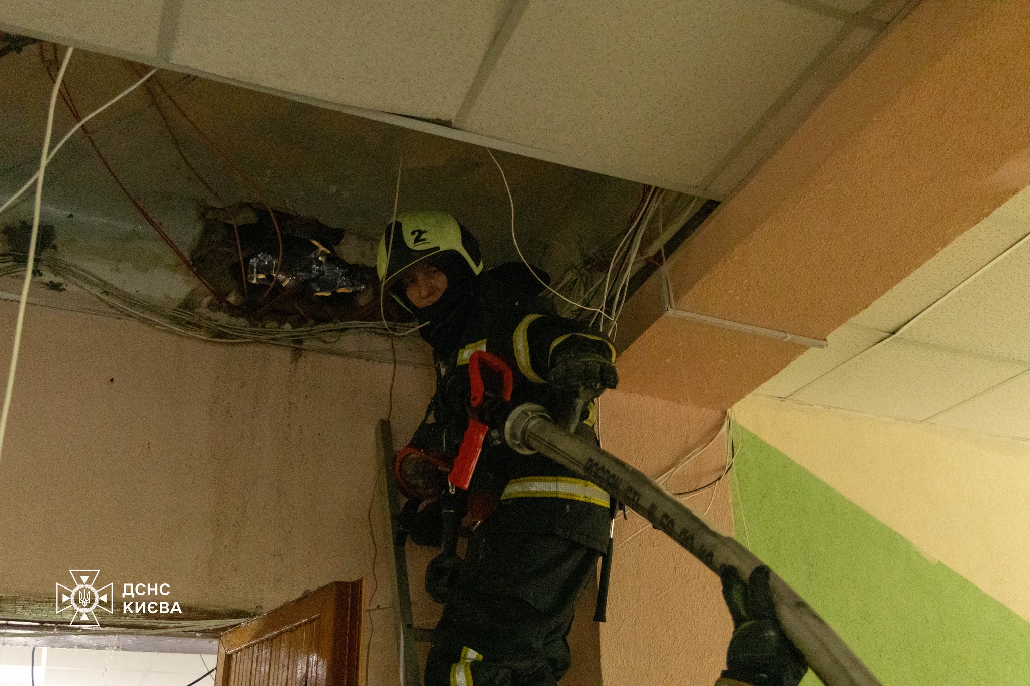 Рятувальники гасять пожежу у столичному ліцеї