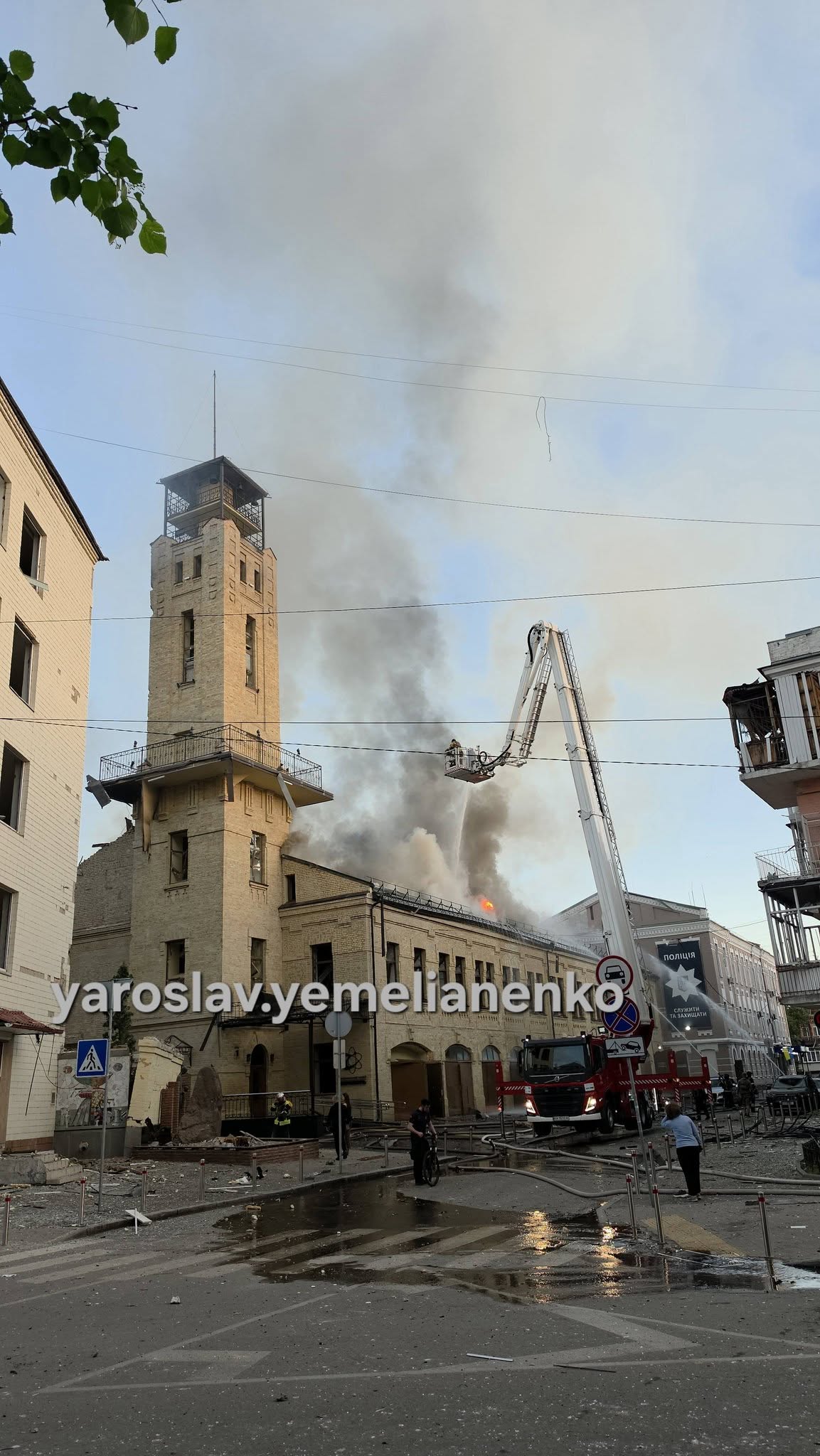 Рятувальники гасять пожежу у музеї «Чорнобиль»