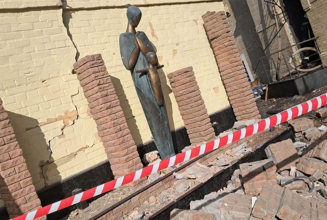 В Києві внаслідок удару РФ знищено Національний музей «Чорнобиль» (фото, відео) фото 3