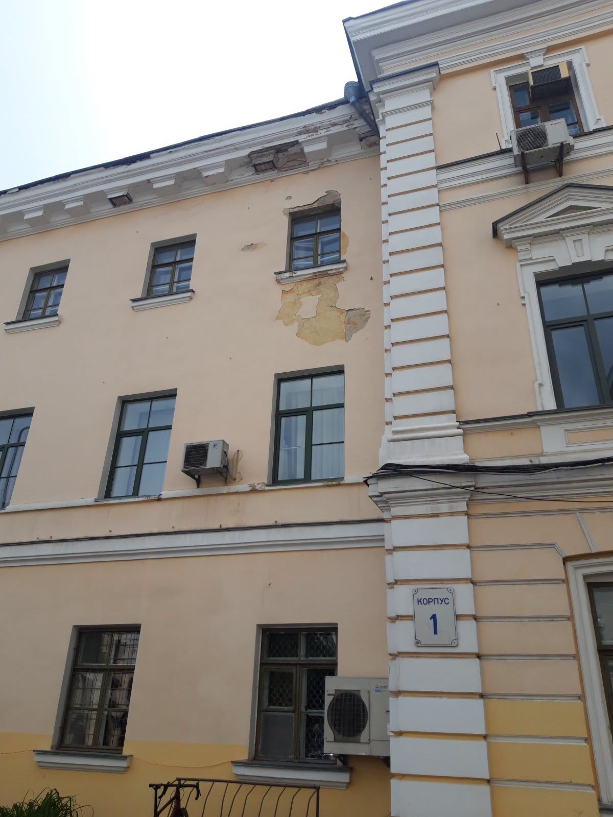 Росія пошкодила п’ять корпусів та бібліотеку Києво-Могилянської академії: оголошено збір коштів фото 7