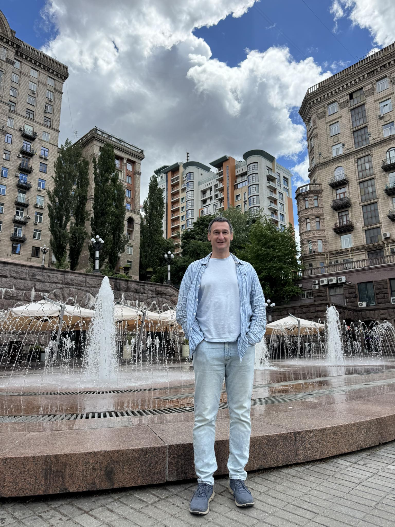 Керівник Київводфонду Юрій Ковтун біля фонтану на вулиці Хрещатик, 25