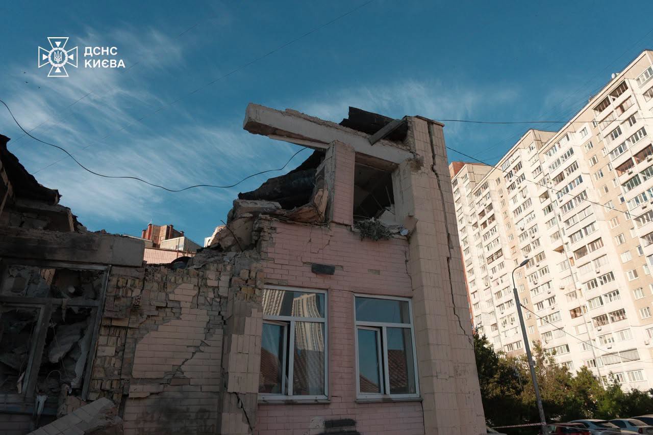 Рятувальники показали масштаби руйнувань у Києві після комбінованої атаки (фото) фото 2