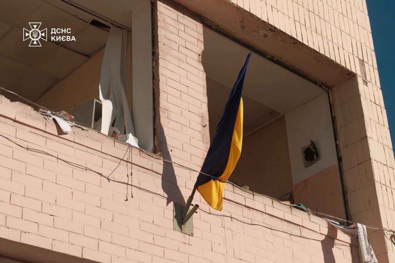 Рятувальники показали масштаби руйнувань у Києві після комбінованої атаки (фото) фото 1