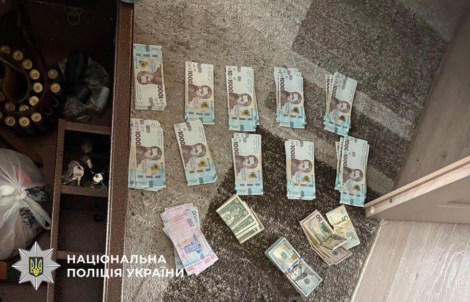 Гроші, вилучені під час обшуку у «продавця» автівок