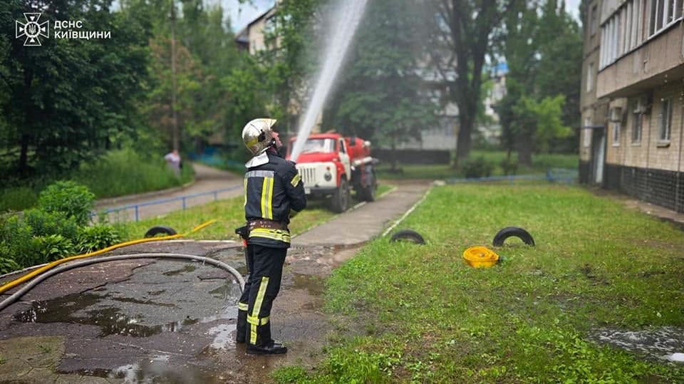 На місці події працювали 40 рятувальників та 11 одиниць техніки