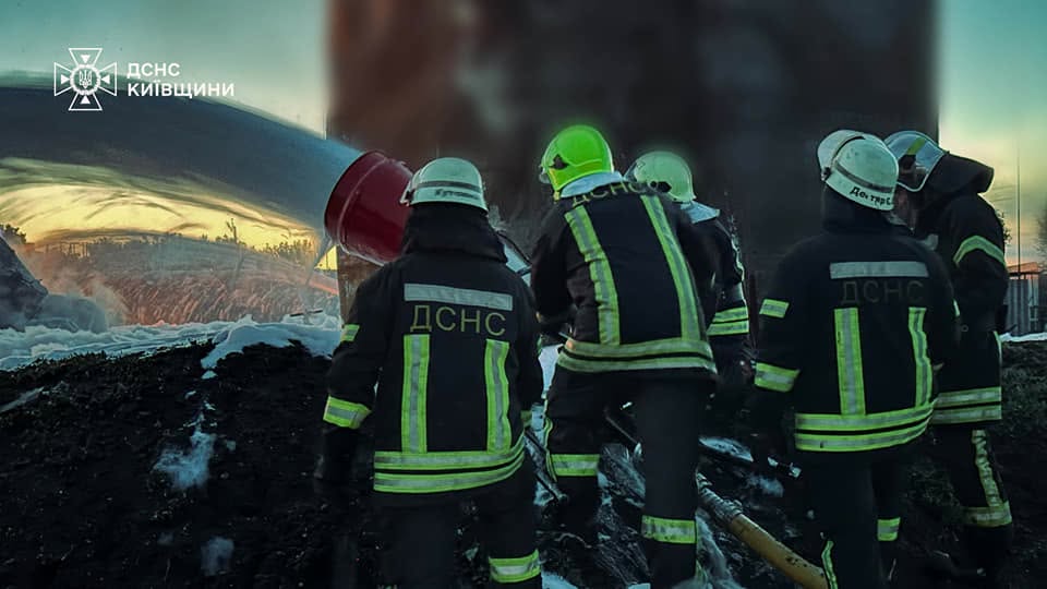 На місці пожежі працюють рятувальники Київської області й міста Києва