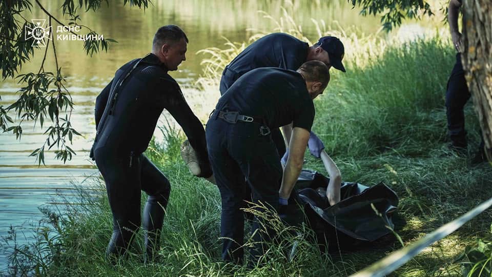 Водолази ДСНС виявили тіло жінки без ознак життя та підняли його на поверхню