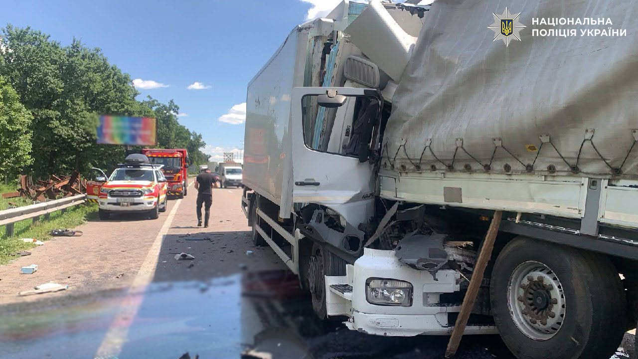 Водій фури Mercedes, який був за кермом, також загинув