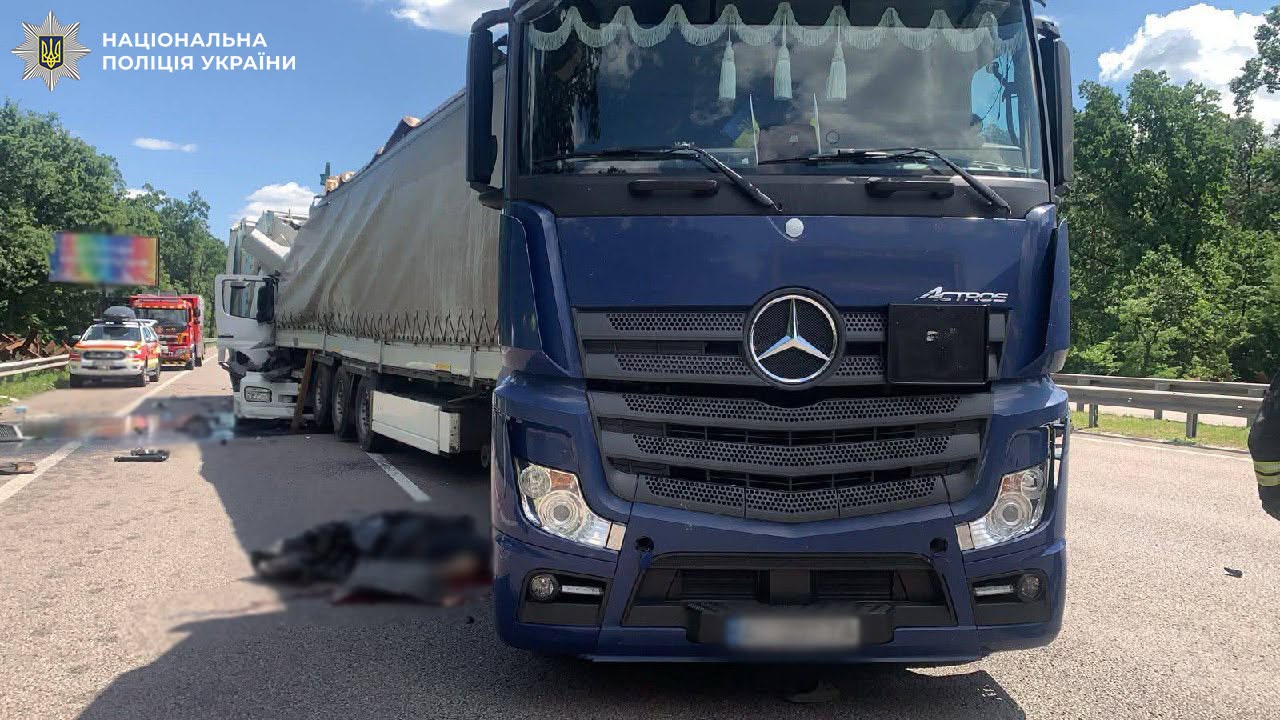 В результаті зіткнення фура Mercedes зрушила з місця і задавила власного водія