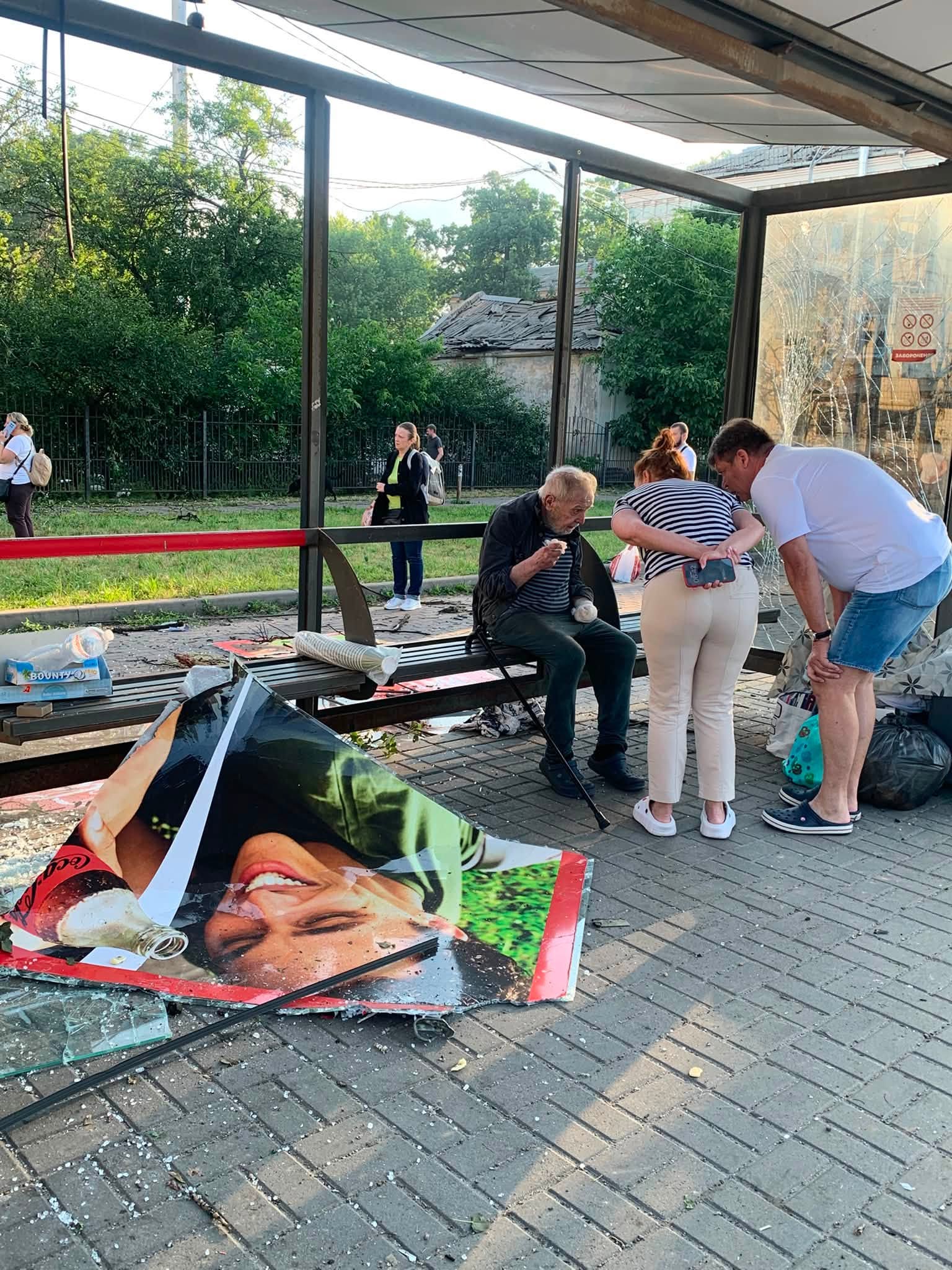 Зруйнована ударом зупинка громадського транспорту на Нивках