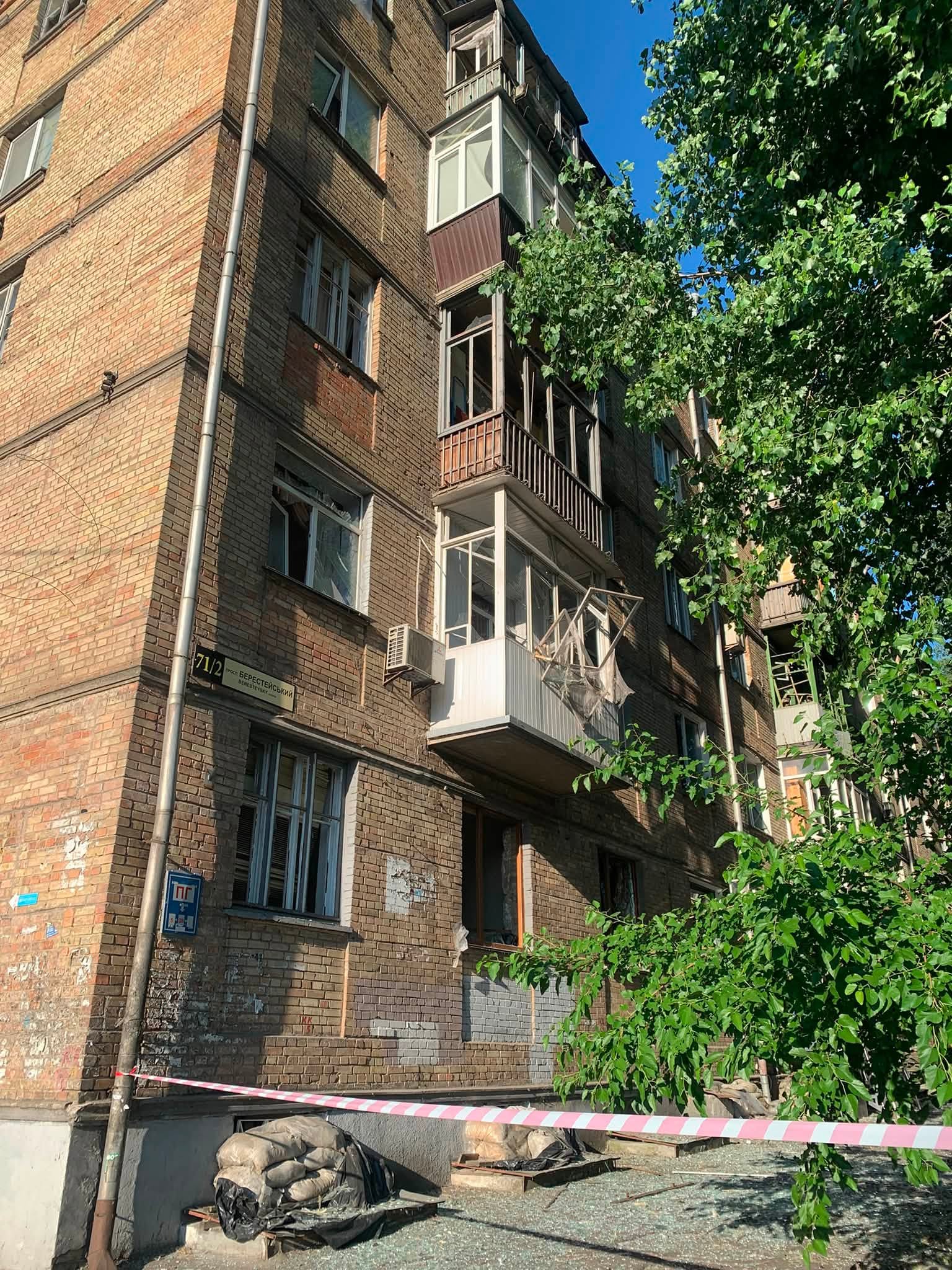 Будинок на Нивках, поряд з яким вдарила ворожа ракета
