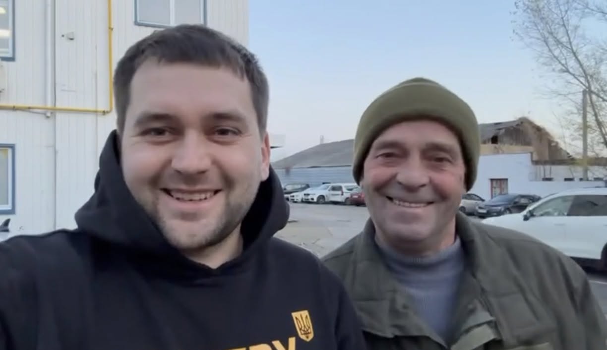 Блогер Олександр Барабошко та охоронець Володимир (на фото зправа)