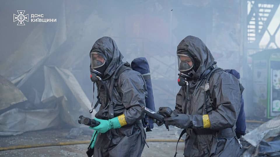 Подекуди вогнеборцям доводилося працювати у костюмах хімзахисту