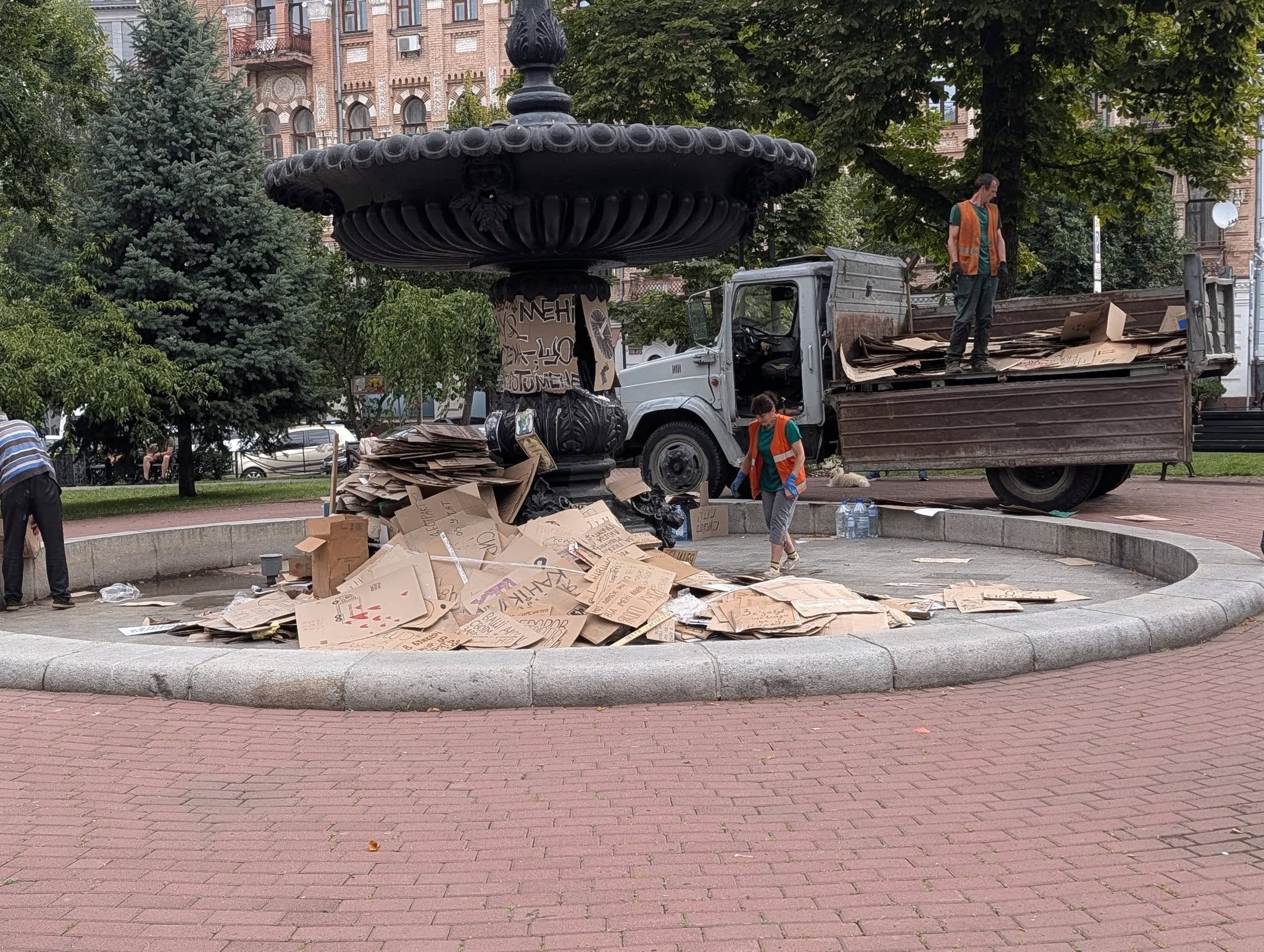 Комунальники очищають від картонок фонтан біля театру імені Франка у Києві