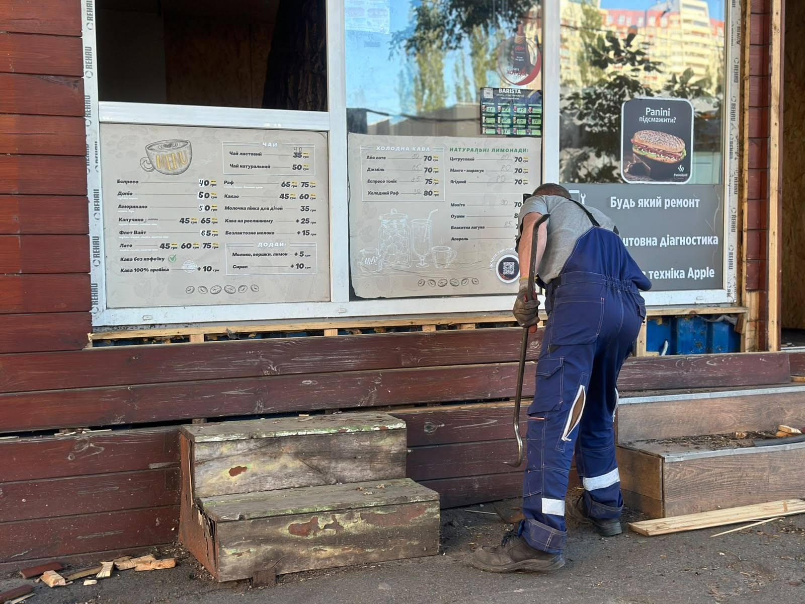 У Києві демонтовано кіоск, посеред якого росло величезне дерево (фото) фото 2