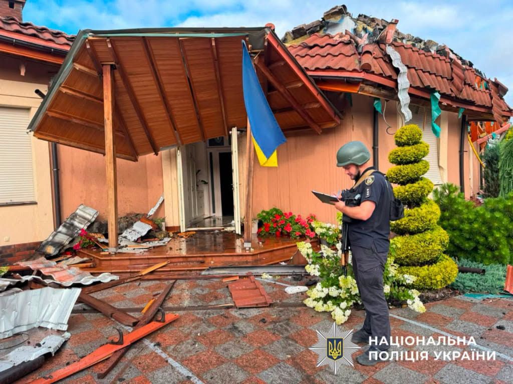 Пошкоджений внаслідок атаки будинок на Київщині