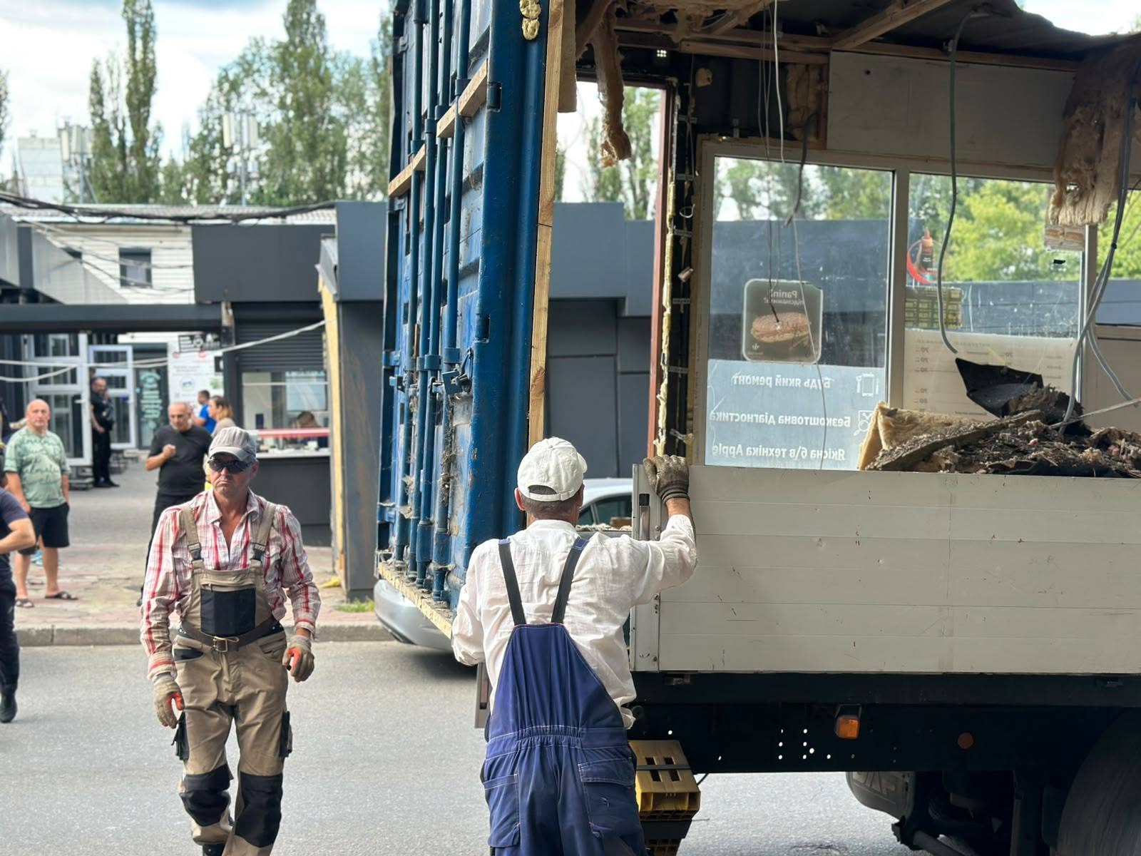Комунальники вивозять демонтовану споруду