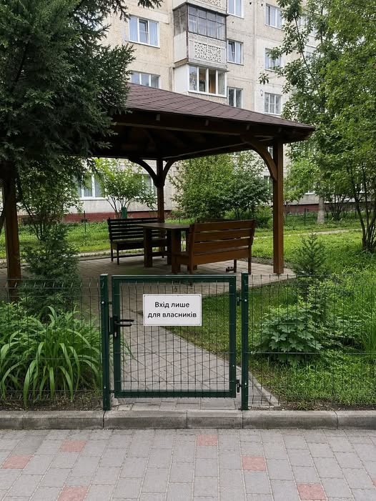 Альтанка під однією з багатоповерхівок у столиці. Вхід «лише для своїх»
