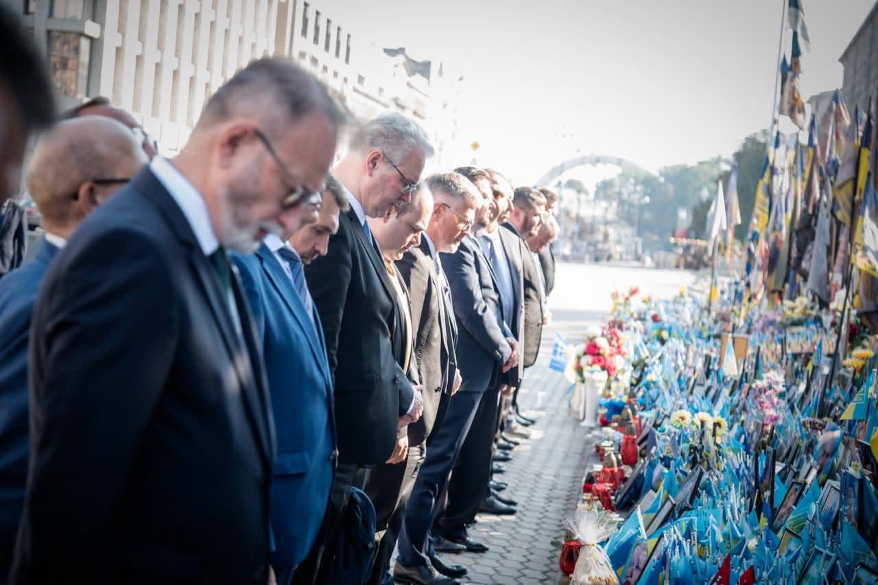 Посли вшанували пам’ять полеглих захисників на Майдані Незалежності