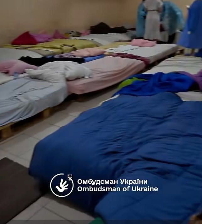 Ліжка на палетах в укритті