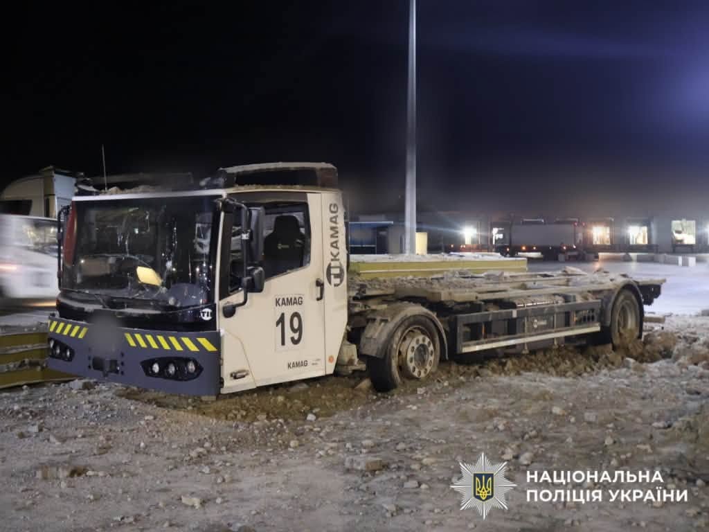 Пошкоджена під час обстрілу автівка