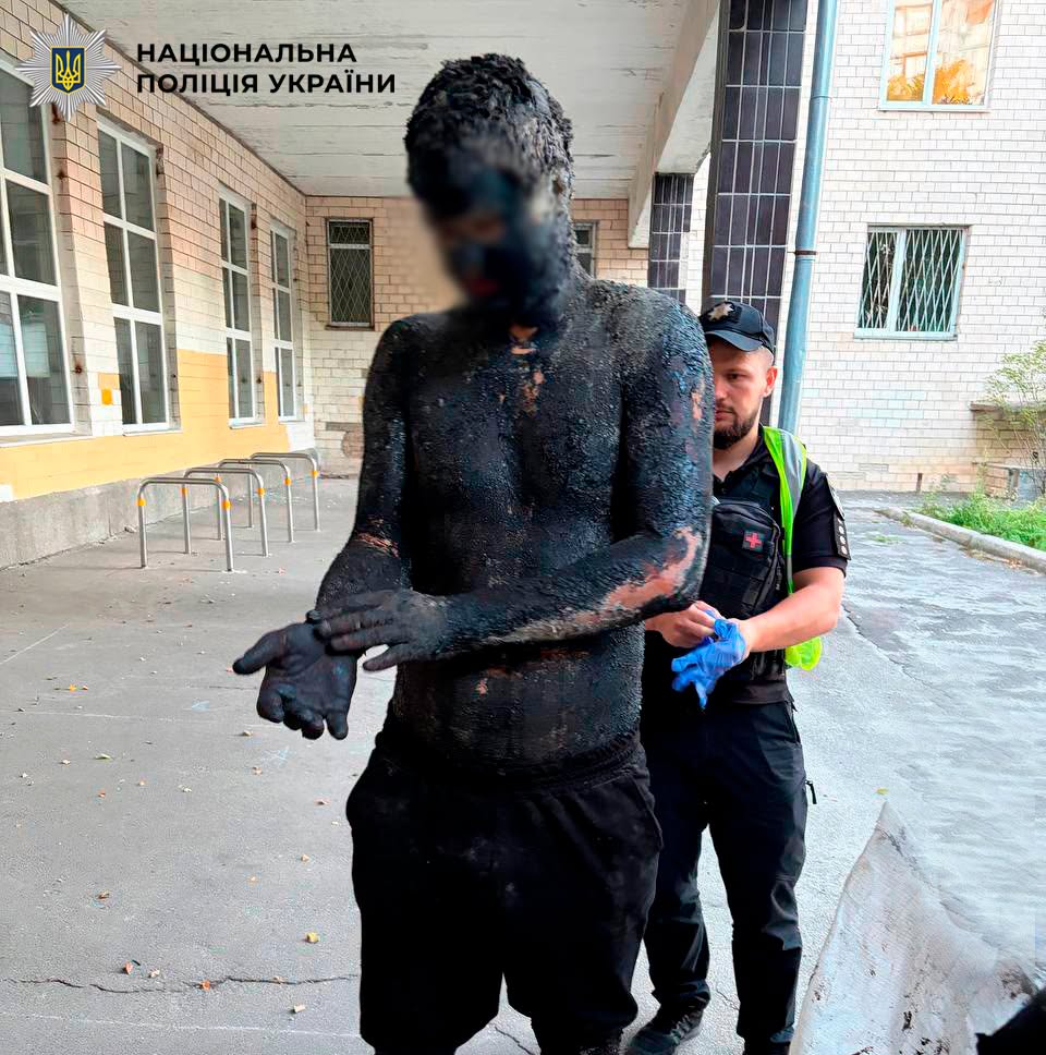 Поліцейські відмивають зловмисника від смоли