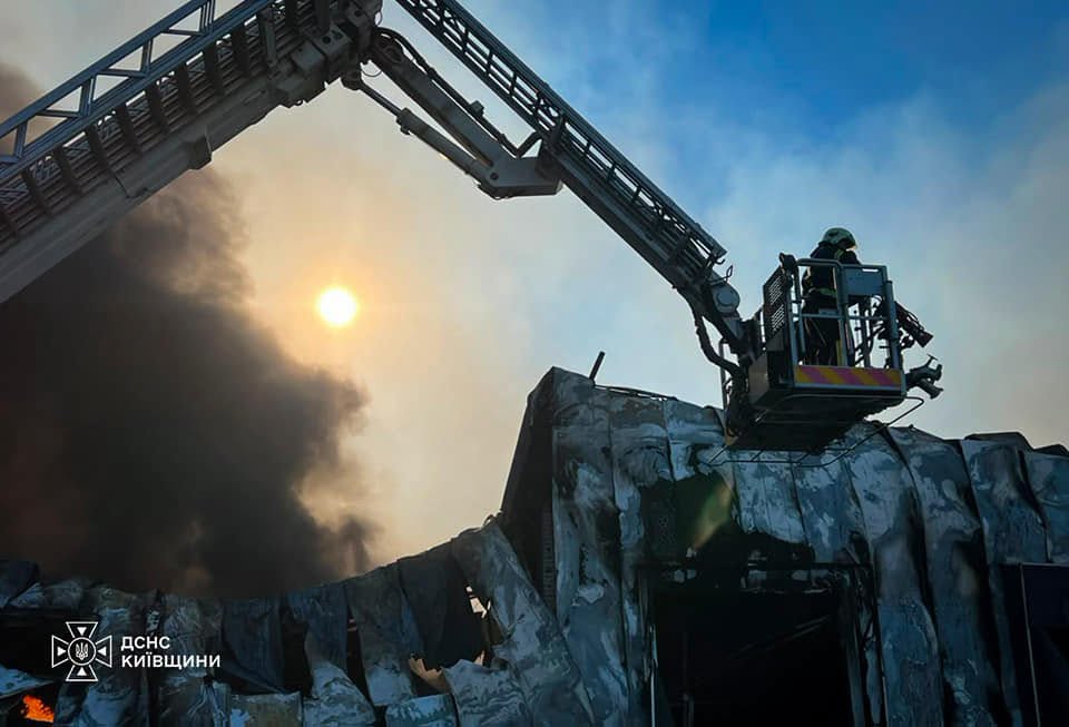 Ліквідація наслідків атаки на Київщину: рятувальники показали ситуацію на об'єктах (фото) фото 1