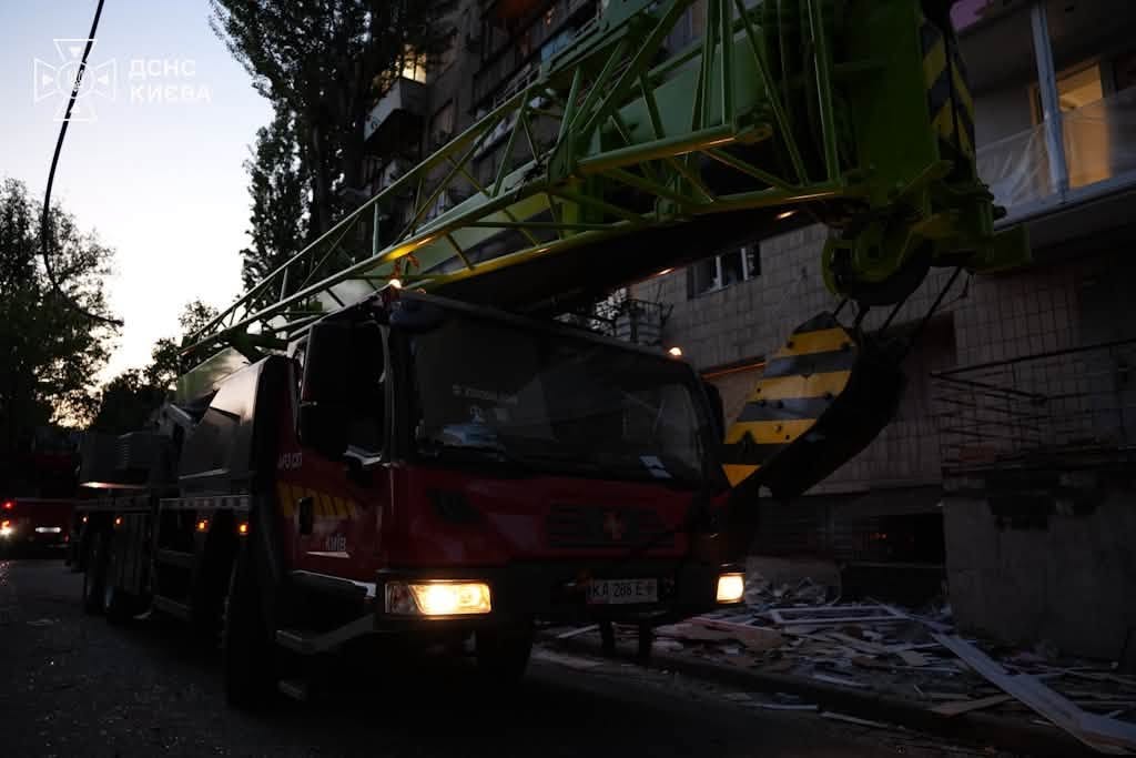Обстріл Києва 20 серпня: аварійно-відновлювальні роботи у Соломʼянському районі завершено фото 3