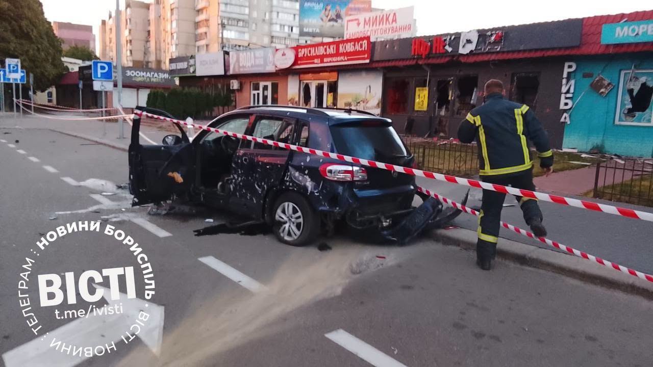 Автівка, яка потрапила під ворожий удар у Борисполі