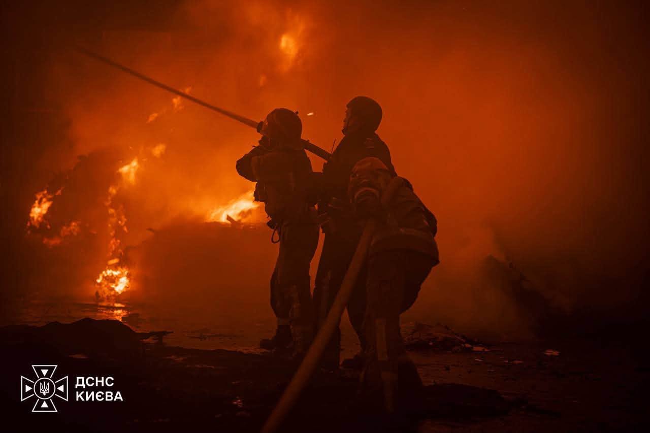 Пожежа у Голосіївському районі внаслідок ворожої атаки