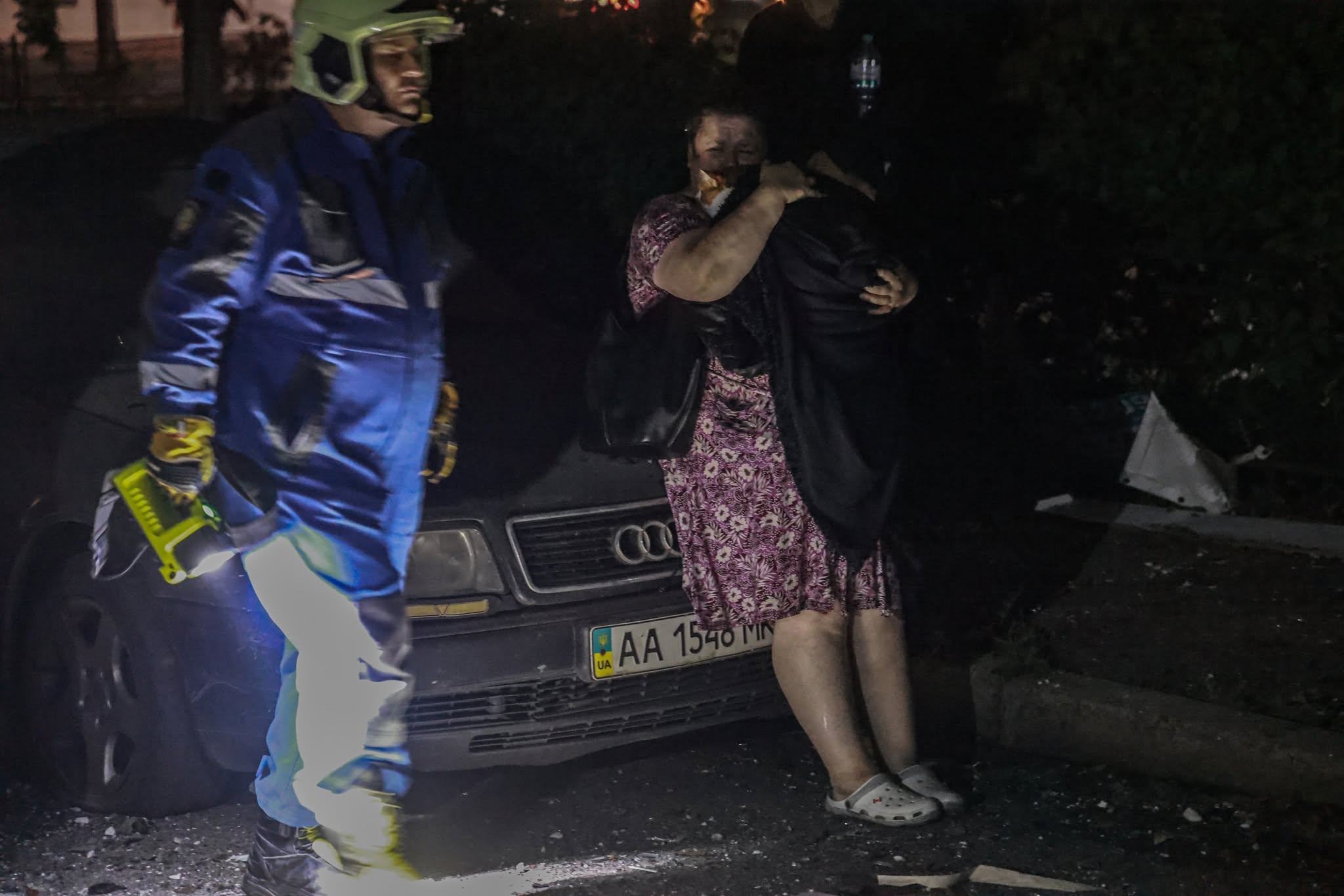 «Там мій онук»: жінка до останнього чекала на диво біля палаючого будинку в Києві фото 1