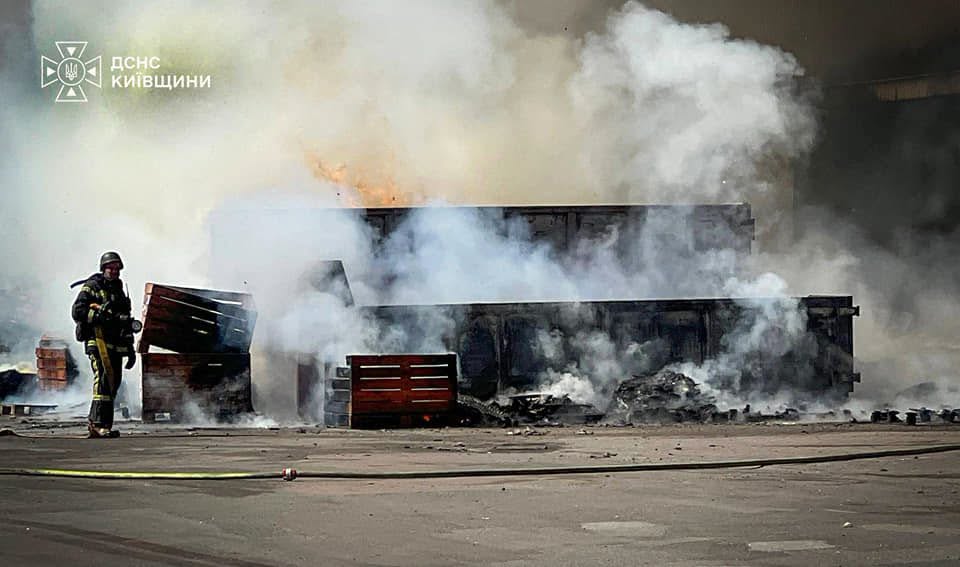 Ворожий обстріл Київщини: рятувальники гасять пожежі на трьох локаціях (фото) фото 3