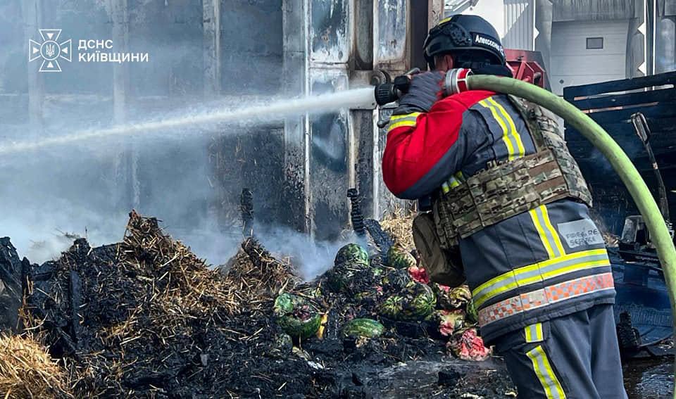 Ворожий обстріл Київщини: рятувальники гасять пожежі на трьох локаціях (фото) фото 1