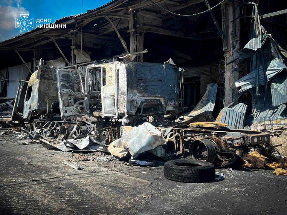 Ворожий обстріл Київщини: рятувальники гасять пожежі на трьох локаціях (фото) фото 2