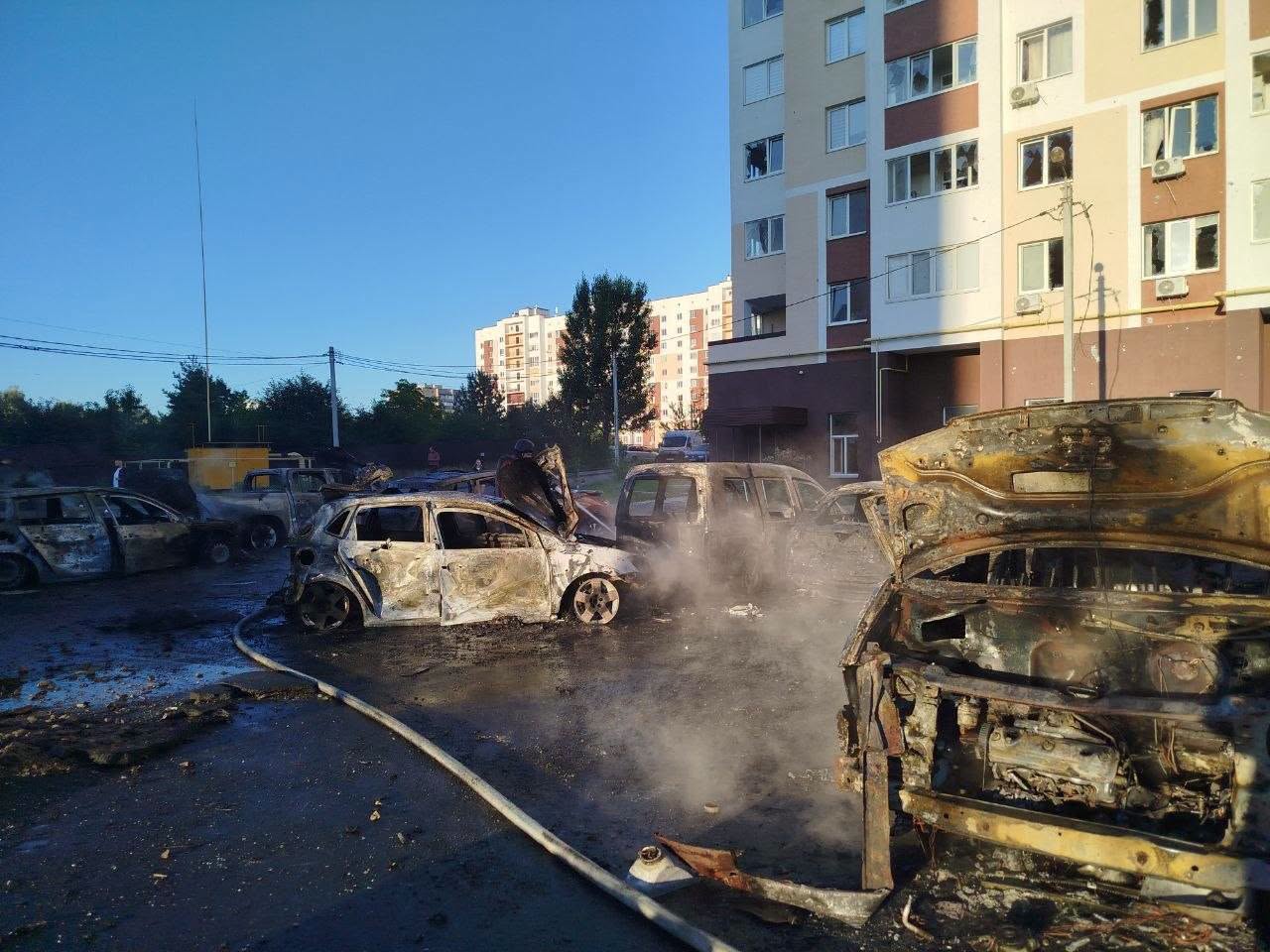 Нічна атака на Вишневе: ворожий дрон спалив понад 15 авто та пошкодив будинки фото 1