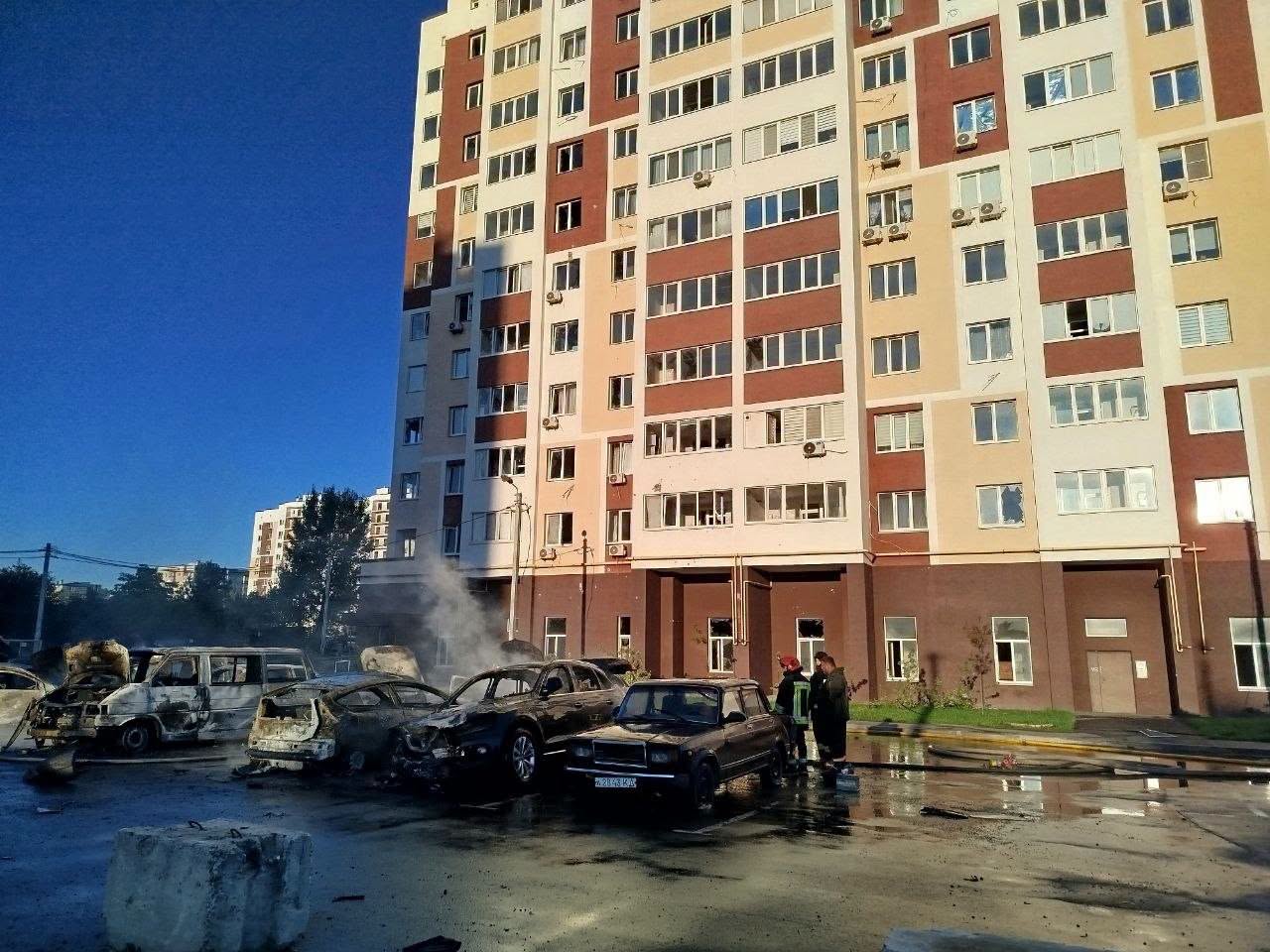 Автопарковка була розташована поблизу багатоповерхівки
