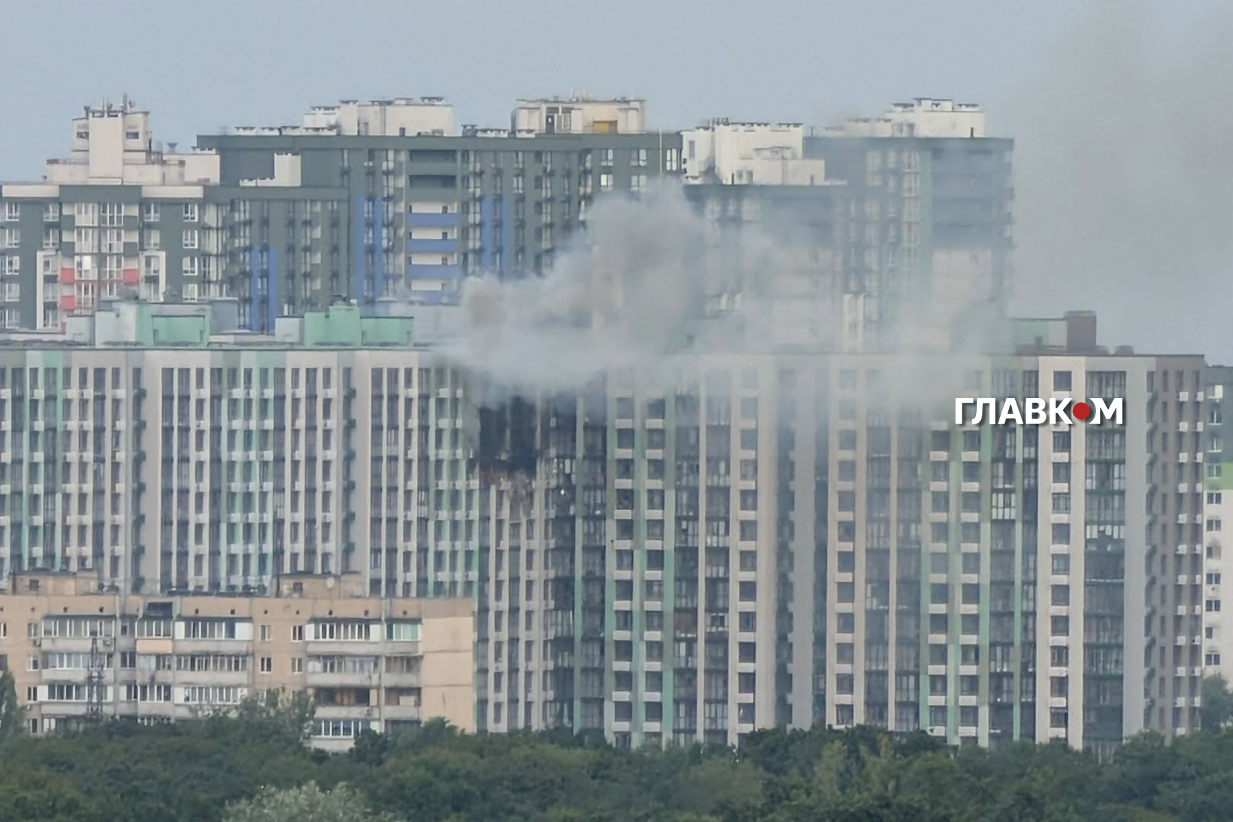 На місце влучання прямують пожежні та рятувальники
