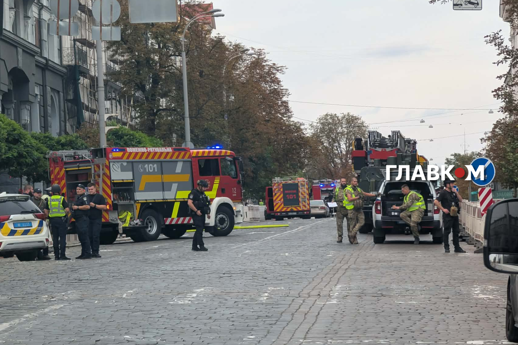 Рятувальники на місці влучання на вул. Володимирській