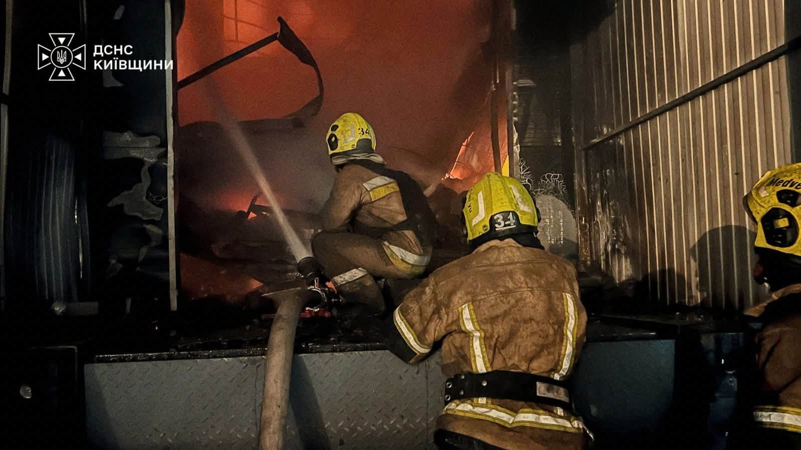 Pагоряння в усіх трьох складських будівлях вдалося повністю ліквідувати