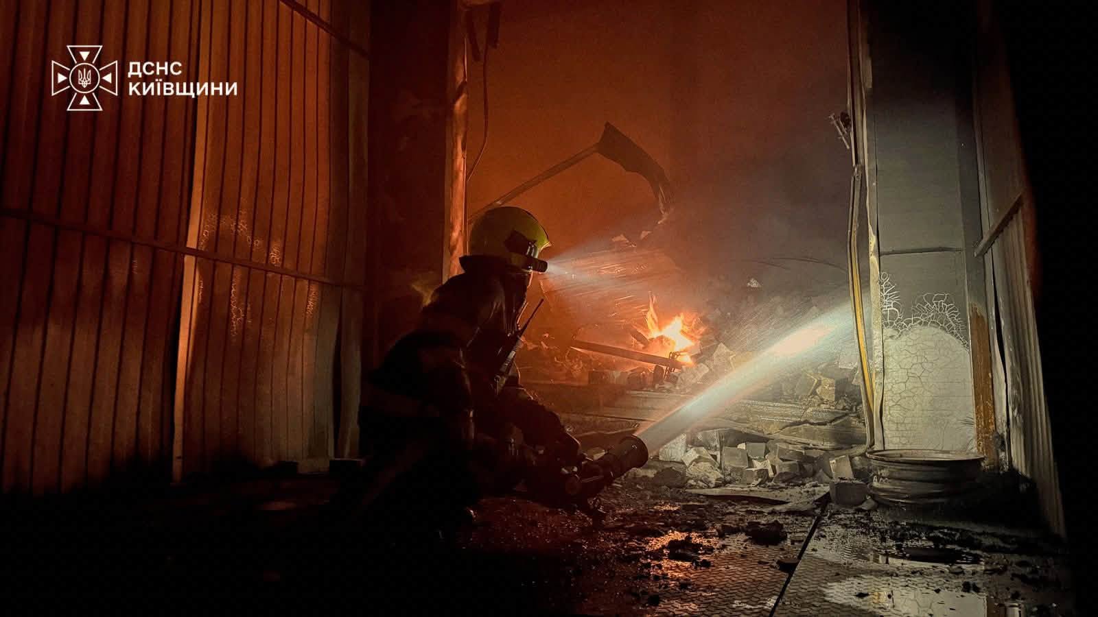 На Київщині вогнеборці загасили пожежі на трьох складах після ударів ворога (фото) фото 1